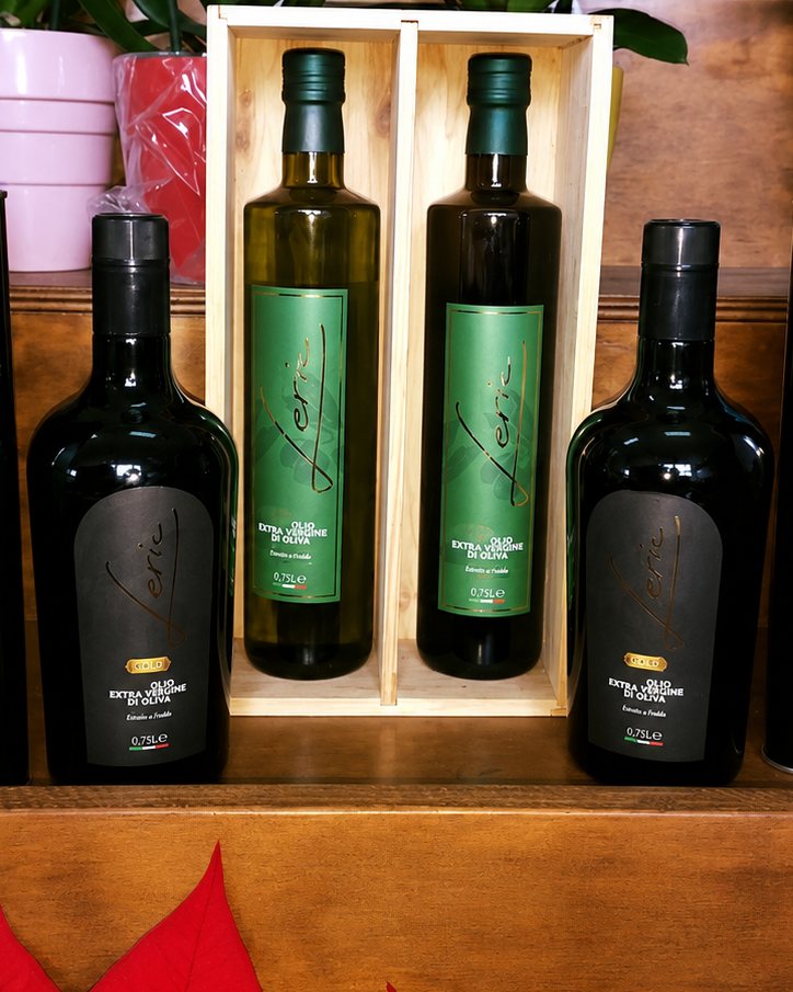 Le bottiglie del nostro olio extravergine di oliva, con la confezione regalo in legno