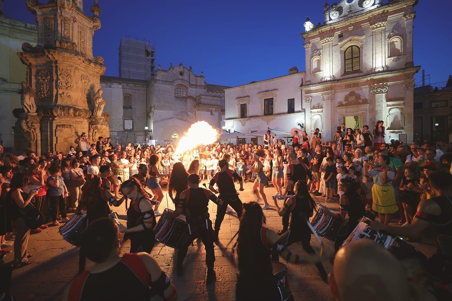 Spettacolo di fuoco in piazza durante il Circonauta Festival a Nardò