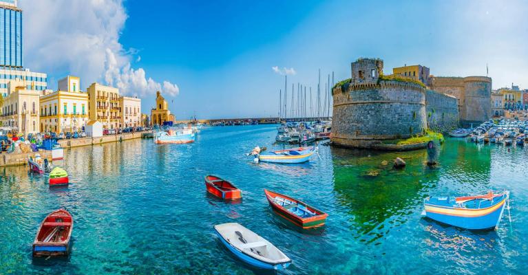 Il centro storico di Gallipoli affacciato sul porto