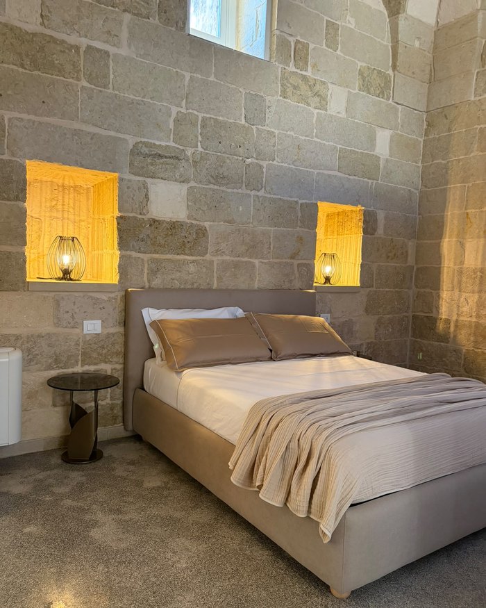 La camera da letto dell'appartamento Leria, con le nicchie illuminate