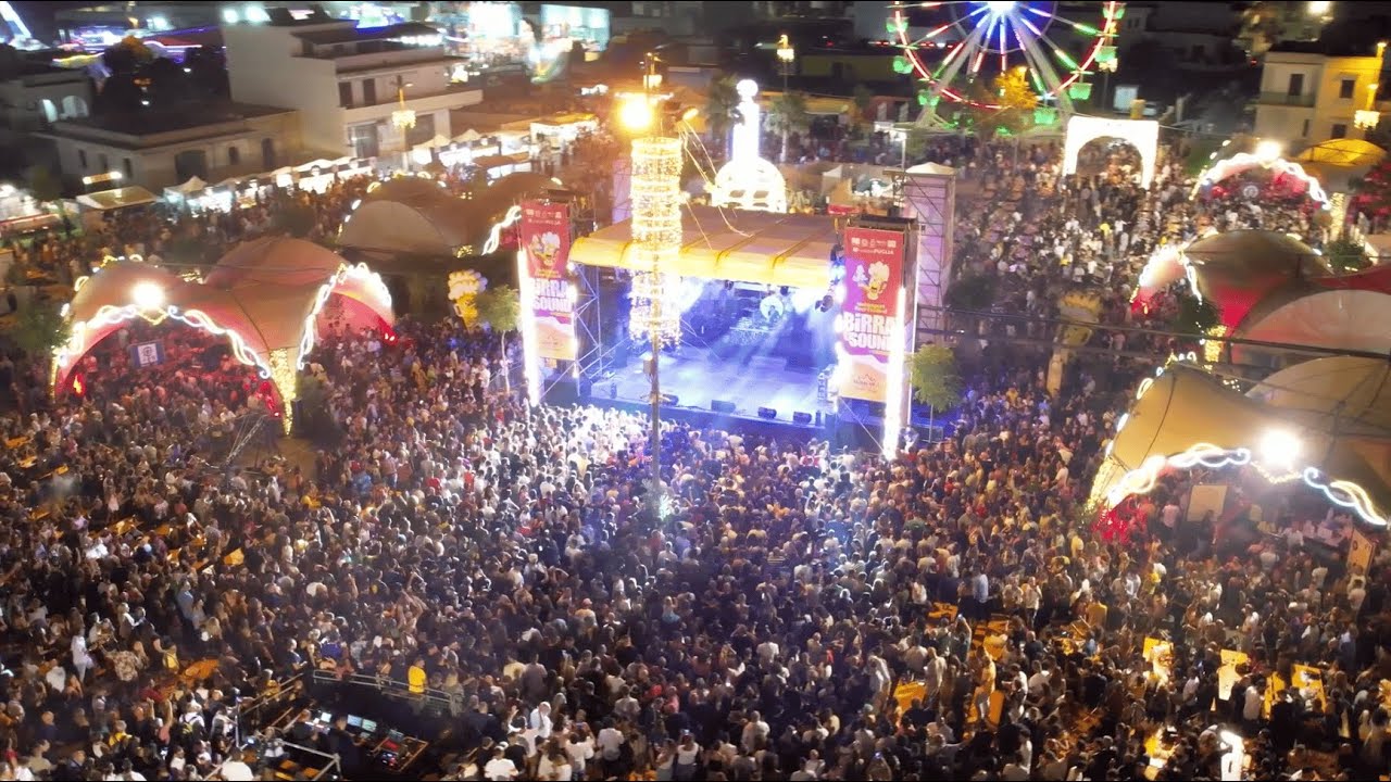 La piazza gremita durante il Birra e Sound Festival di Leverano