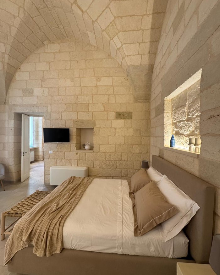 La camera da letto dell'appartamento Lumera, sotto la volta in pietra