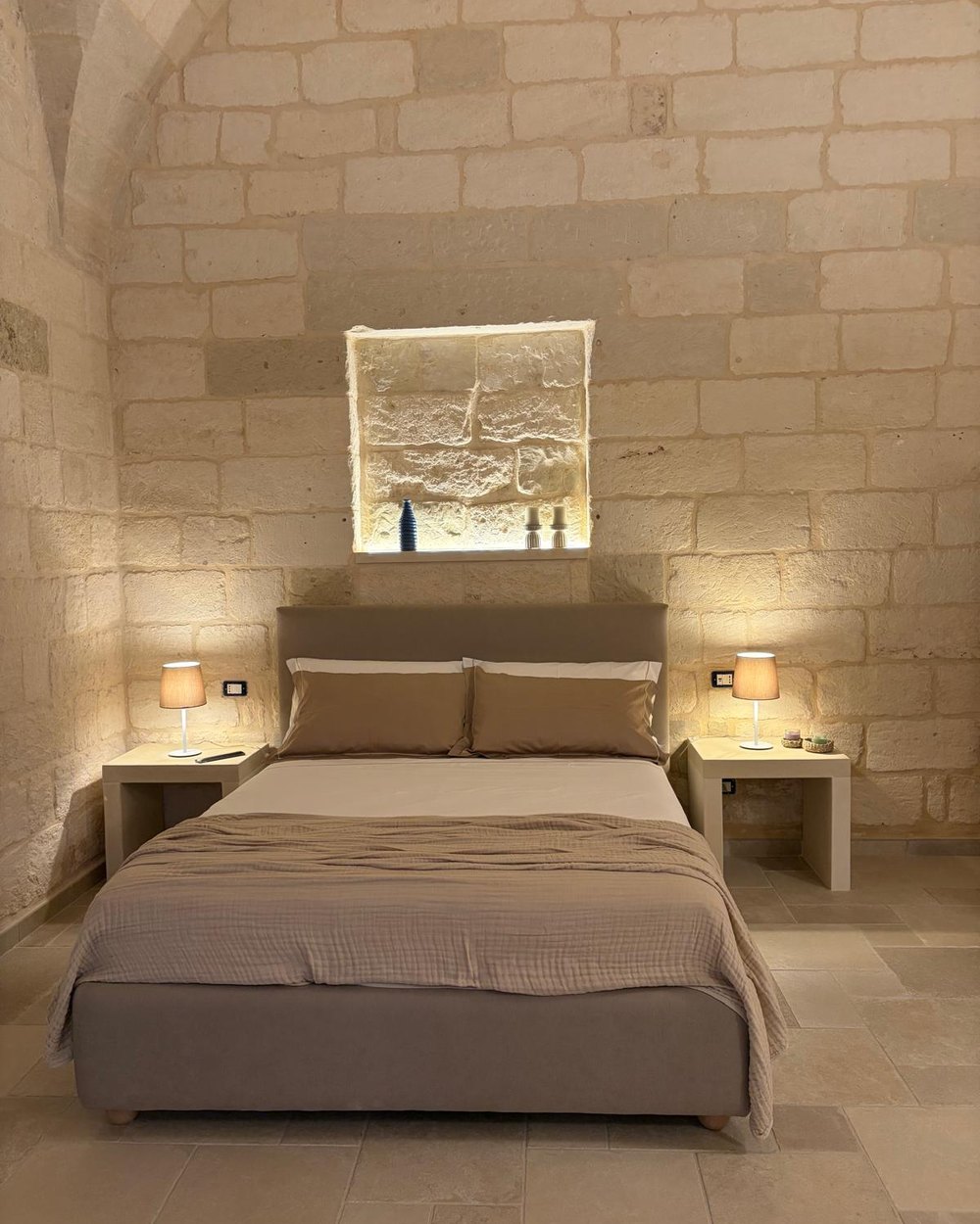 La camera da letto dell'appartamento Lumera, con volta in pietra leccese