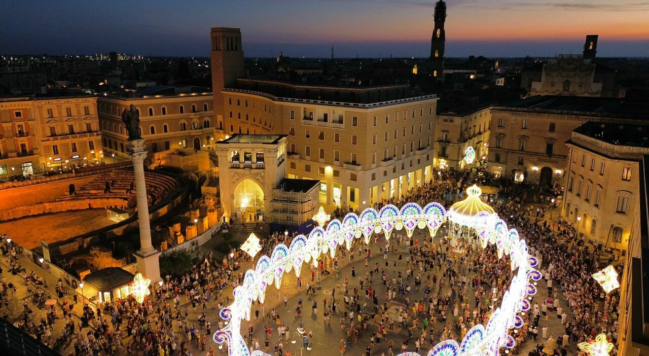 Piazza Sant'Oronzo a Lecce illuminata dalle luminarie durante la festa patronale